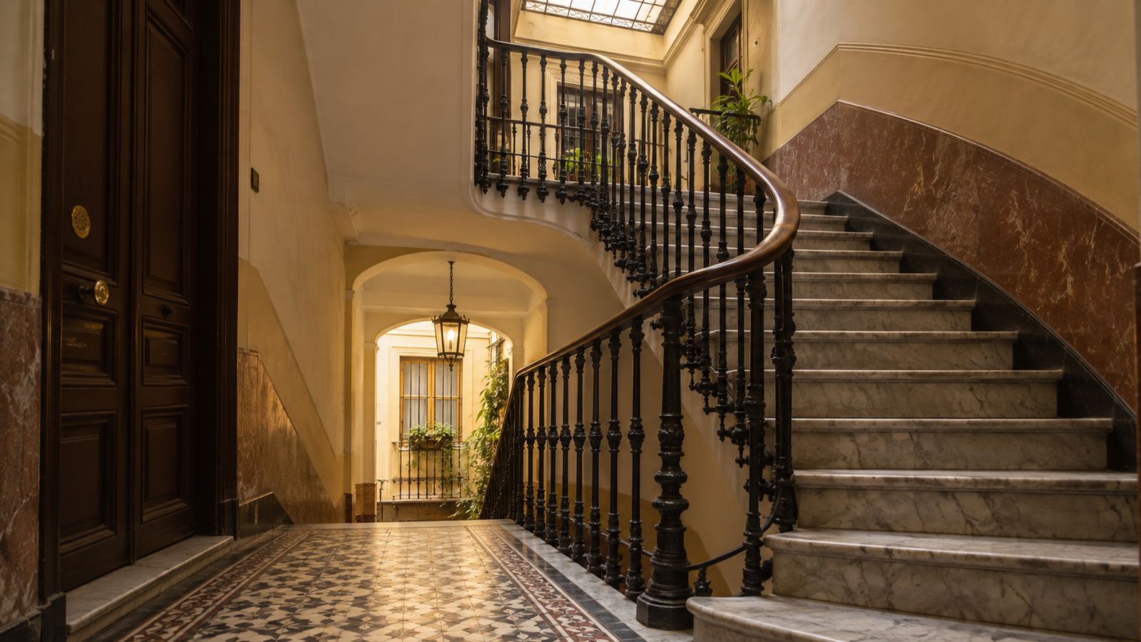 Escalera clásica de mármol de un edificio antiguo de Madrid sin ascensor