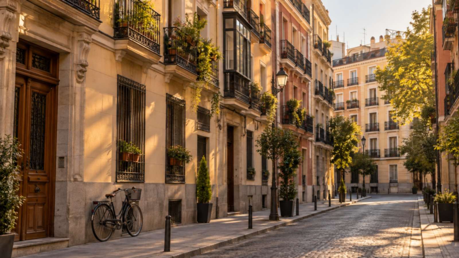 Calle residencial del centro de Madrid con edificios clásicos de balcones