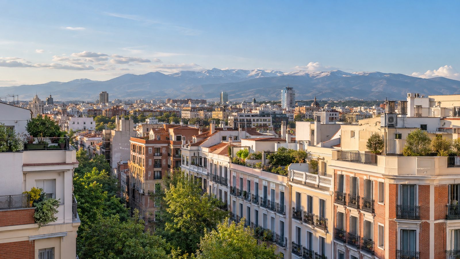 Vista elevada de edificios residenciales de Madrid con la sierra al fondo